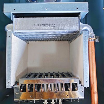 Duvara Asılı Sıcak Su Gaz Kazanı Beyaz Kabuk Üst Bileşen Isı ve Banyo Çift Fonksiyonlu